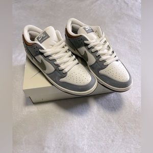 NIKE SB DUNK LOW PRO QS. Color Wolf Grey/Iron Grey-Sail